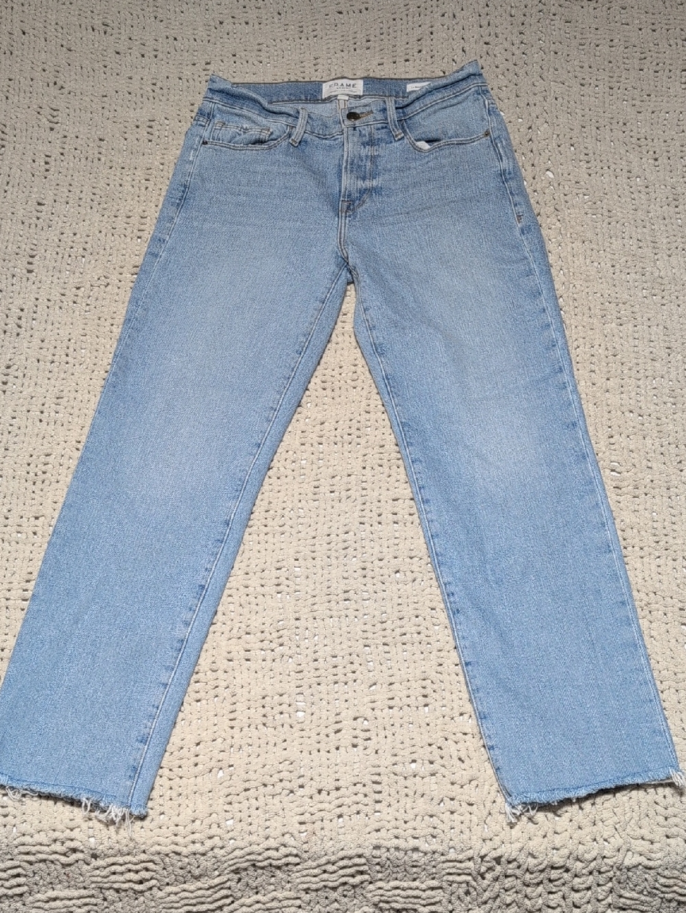 390 - FRAME Light Wash Jeans | Straight leg Raw Hem Demin